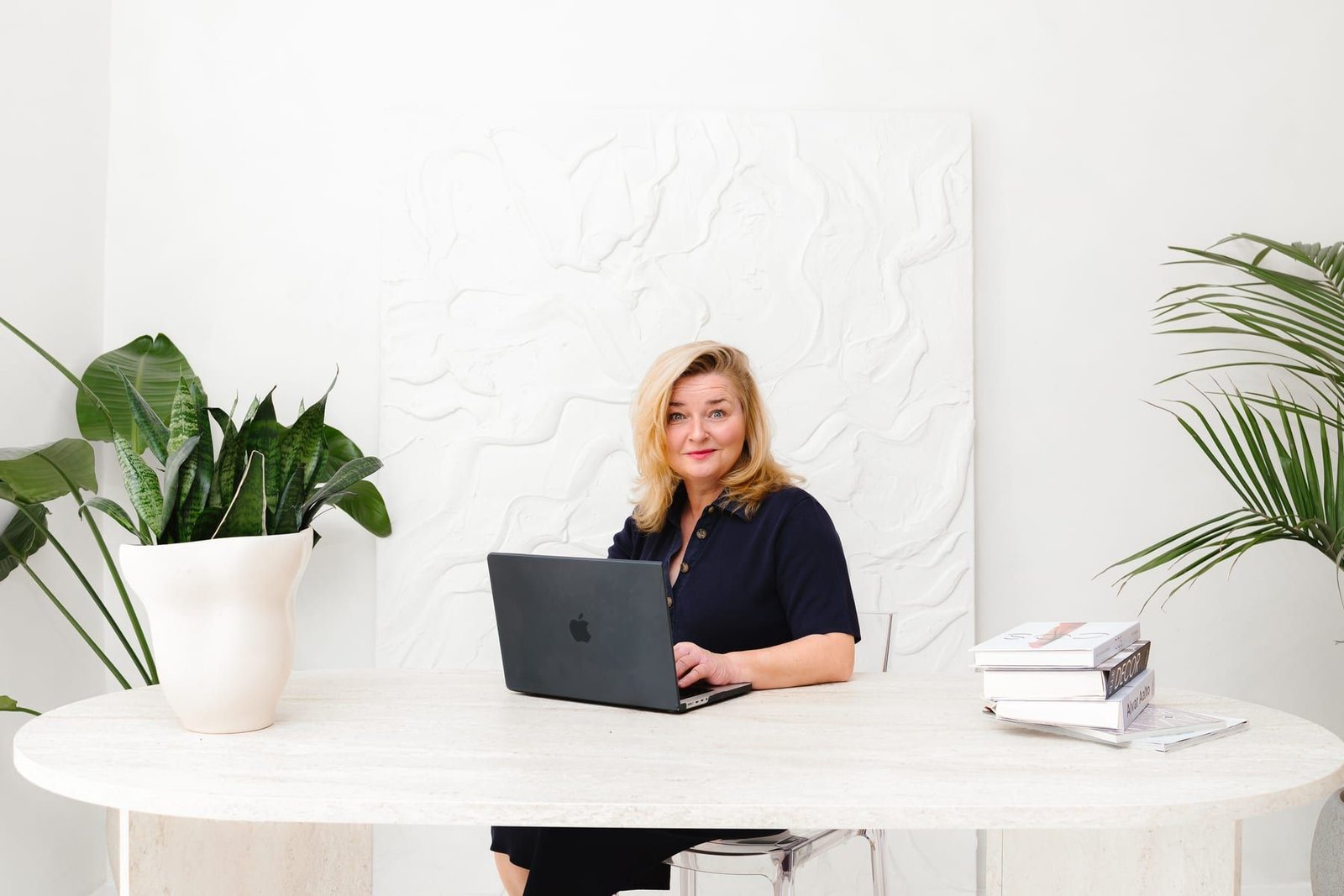 Simona Breen u pracovního stolu